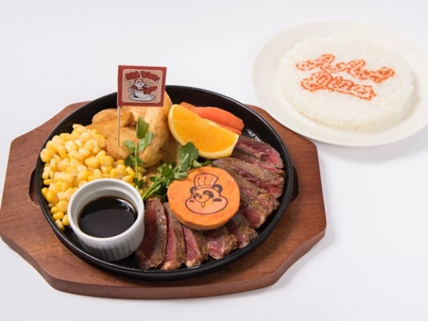 ジューシーなバベットステーキを焼き肉ソースで仕上げた「オレンジえ〜パンダの焼き肉プレート ～鉄板バベットステーキ/ほほえみの咲く場所～」(税抜き1480円)