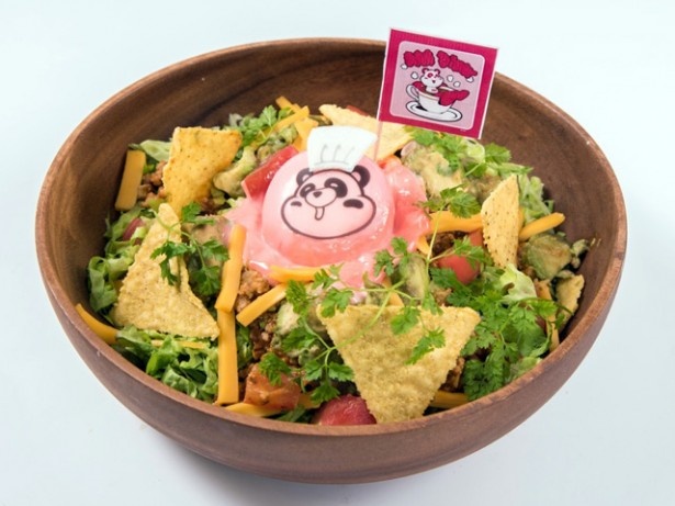 野菜たっぷりのヘルシーライスボウル！「ピンクえ〜パンダのスパイシーPARADISEタコライス ～ワカモレ、半熟卵のせ～」(税抜き1180円)