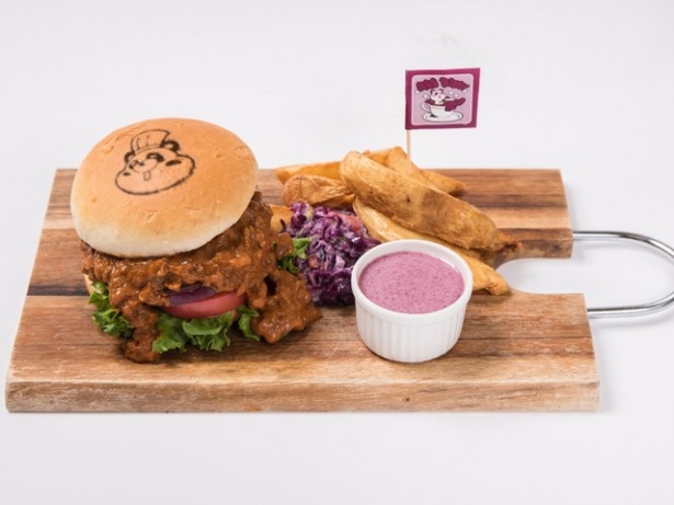 本格BEEFパテとスパイシーミートソースが絶妙！「紫え〜パンダのBEEF HOTチリバーガー ～バイオレットソースのポテト添え/Heart and Soul～」(税抜き1280円)