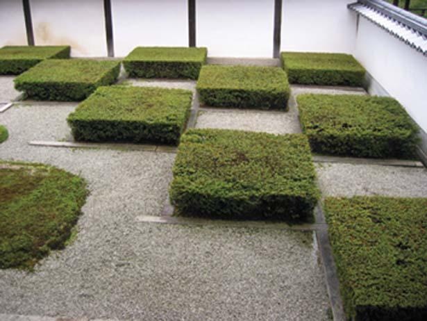 重森三玲が作庭した、市松模様に配した石と苔が調和する本坊庭園/東福寺