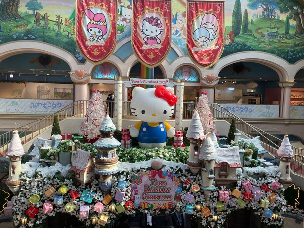 雪とギフトでクリスマスらしく彩られたエントランスがかわいい