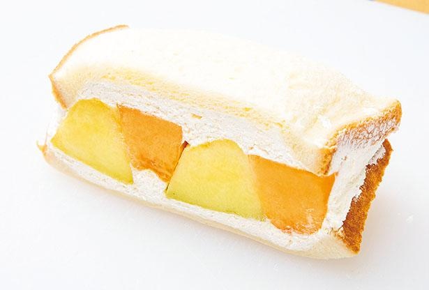 「メロン2種」(時価、税込480～580円)は、カスタード入り生クリームがメロンの甘い香りやみずみずしさを引き立てる / mahalo Fruit sandwich