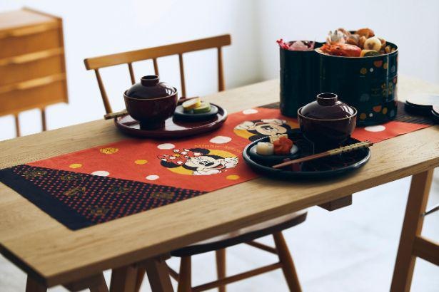 お正月の食卓におせちを並べ、飾り付けたイメージ