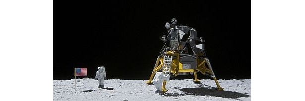 台座には月面プレートも付属され、月面着陸シーンを再現できる