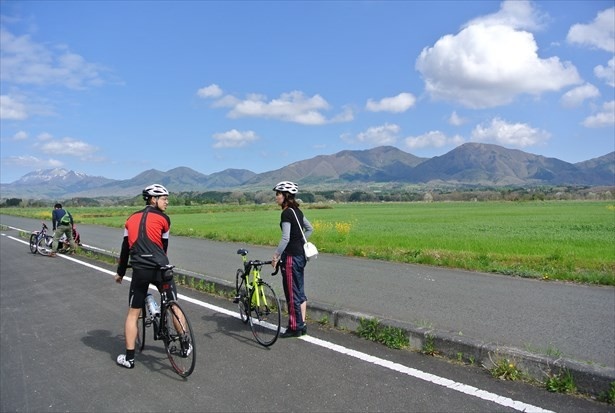 蒜山・大山の山々や牧草地を見ながら地元ガイドと巡るサイクリング