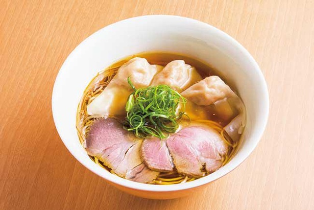 高級地鶏の上品な旨味があふれる淡麗スープの醤油ラーメン