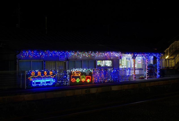 ブルーを基調としたイルミネーションで彩られた相老駅