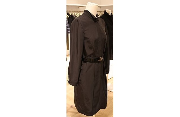 ｢W(+J)タフタシャツドレス(長袖)｣(4990円)は、ブラックのみの展開