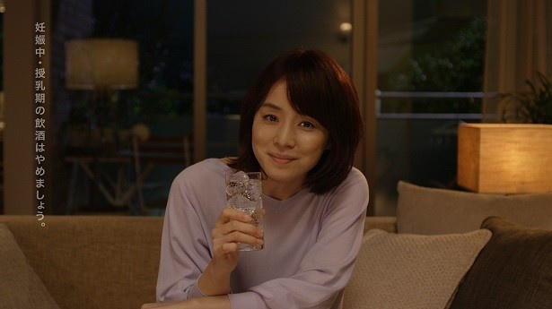【写真を見る】石田ゆり子さんと晩酌！まさに至高のシチュエーション