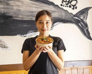 美女YouTuber「魚屋の森さん」が教える！【海鮮のじょうずな保存方法も】「韓国風 海鮮ユッケ丼 レシピ」