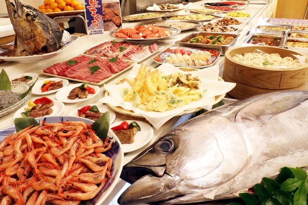 60種類以上の料理が並ぶ夕食バイキング。生まぐろも食べ放題