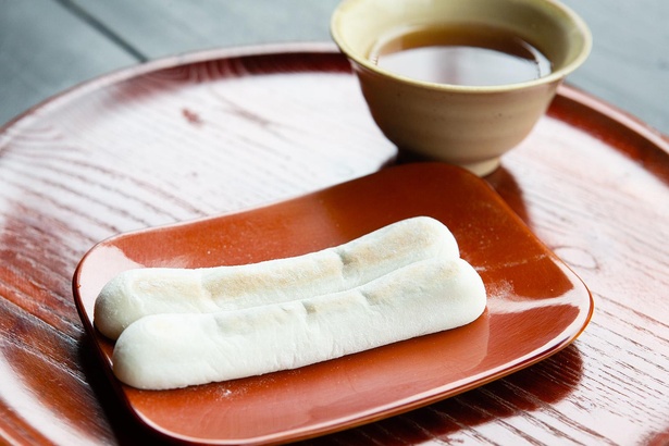 店内の実演所で手焼きしたお滝もち(2本200円)を、ほうじ茶と共に味わおう