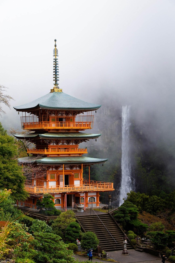 那智山青岸渡寺の三重塔と日本一の落差を誇る那智の滝が一望できるフォトスポット