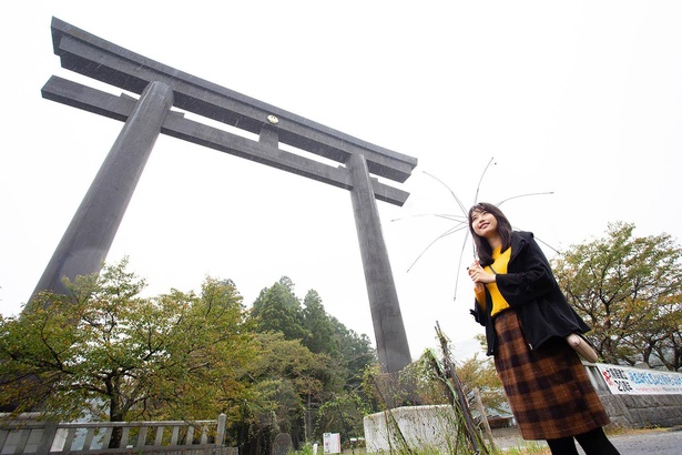 かつて社殿があった大斎原には、高さ33.9.メートルの日本一の大鳥居が立つ