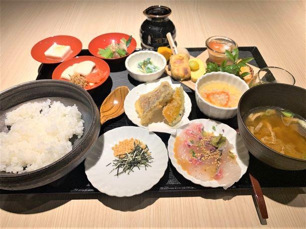 鯛茶漬けと天ぷらが付く朝食「光明」(2000円)など 3種ある