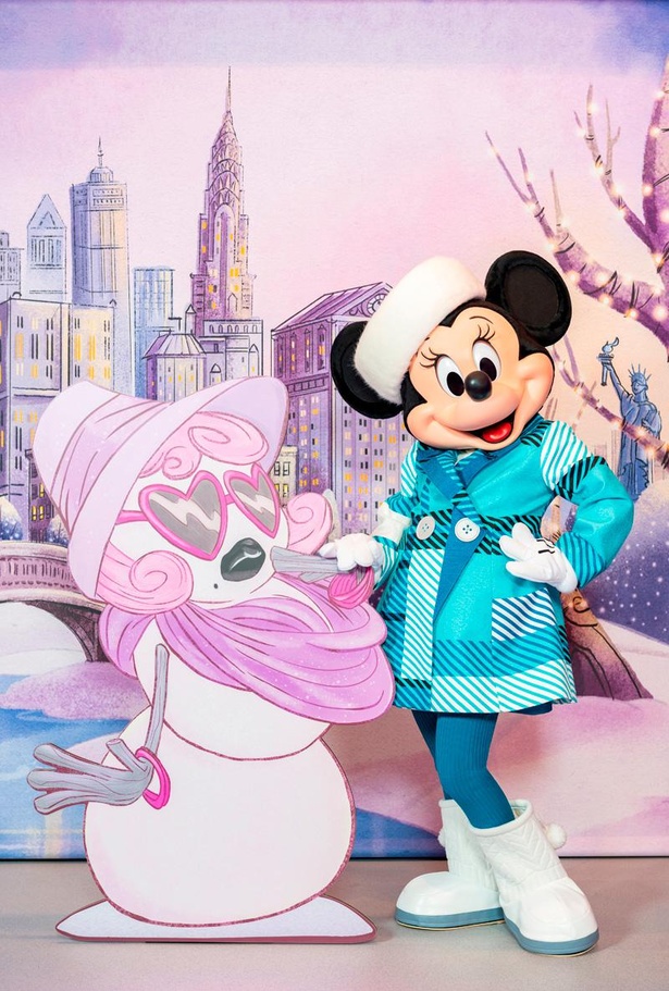 12月1日(火)からの新衣装でポーズを決めるミニーマウス