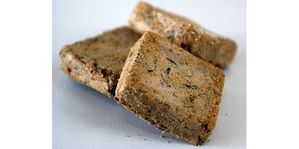「惣菜スナック　ひじき煮｣。黒い物体がひじきだ。口の中でも“あ、ひじき！”と確認できるほど