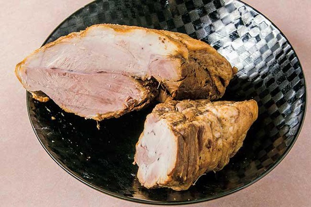 角麺のチャーシューは安価なウデ肉を使用