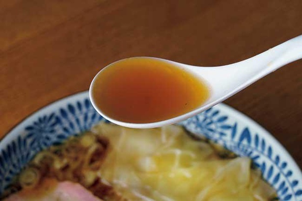 「白河手打中華 かしま」の黄金色に輝く透明感のある澄んだスープは、親方の教えを忠実に守って生まれたもの