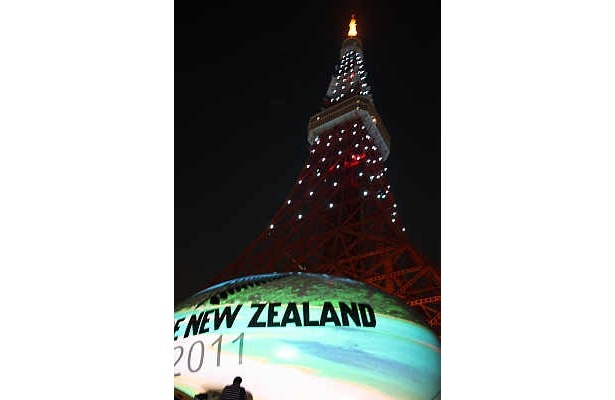 東京タワーの真下に超巨大な“ラグビーボール”出現！