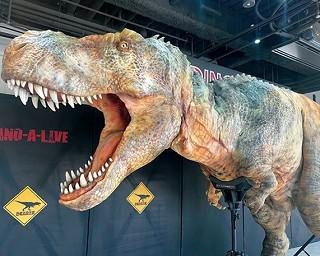 リアル恐竜ショーの恐竜スーツ18体が新宿に集結、「ディノアライブの恐竜たち展」を開催予定