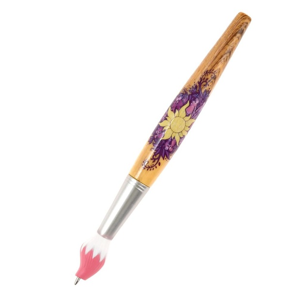 絵筆をモチーフにしたペンの持ち手には、太陽の紋章が描かれている