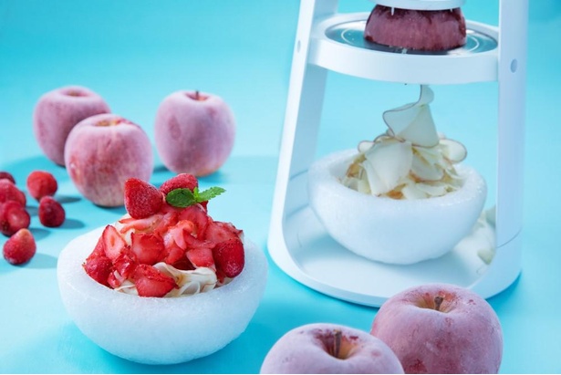 凍ったリンゴやイチゴなどのフルーツが楽しめる「氷のフルーツショップ」