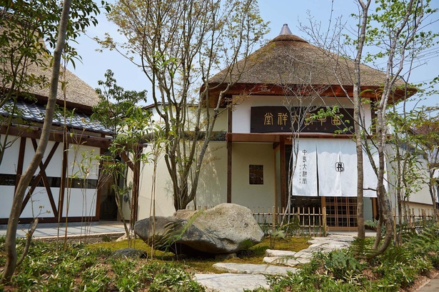 江戸時代に織田藩の家臣と、その家族の住居として建てられた古民家を再建した丹波本店。特徴的な「茅葺き屋根」は人気スイーツ「かやぶき」のモチーフに