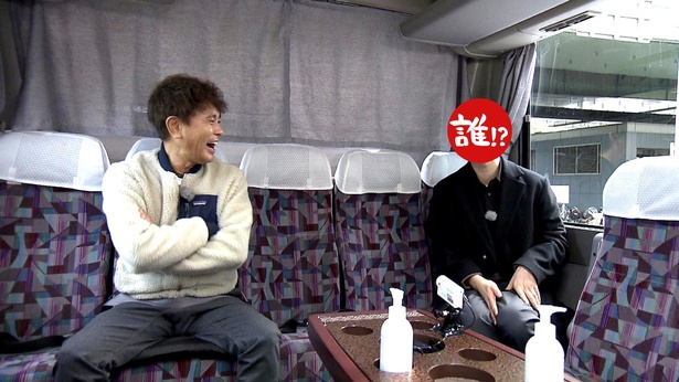 移動中のバスでは、大阪の街から集めた相方への質問をぶつける