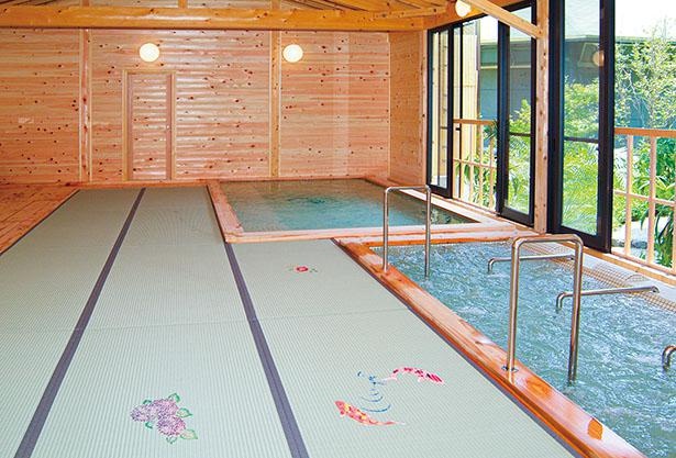 ソフトで温かく、滑りにくい畳を敷き詰めた和畳の湯 / 東尋坊温泉 三国観光ホテル