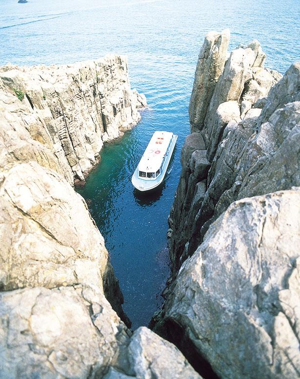 海から見上げる高さ約23メートルの東尋坊の断崖絶壁は圧巻 / 東尋坊観光遊覧船