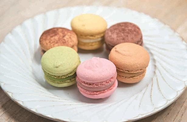 cake ＆ cafe VANILLA一番の人気商品「マカロン」(1個180円)はイチゴ、キャラメルなど6種類がラインナップ