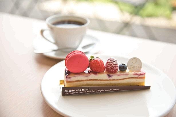 patisserie GHIBLI人気ベスト3に入る「アプリコットフロマージュ」(480円)。クリスマスケーキバージョン(18×12×3センチメートル、4400円)は予約受付中！