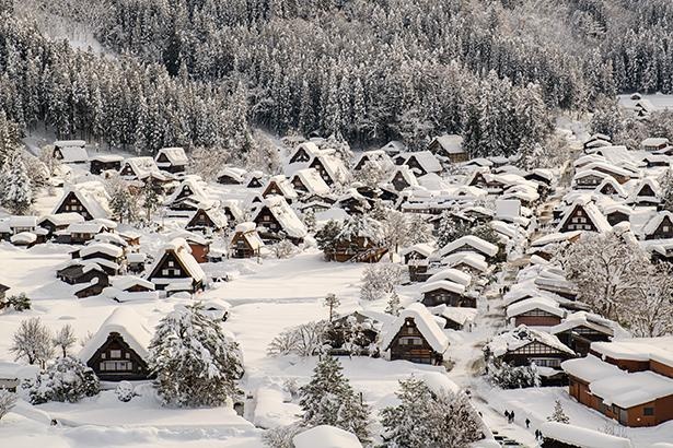 12月下旬ごろからは、神秘的な雪景色が楽しめる / 白川郷荻町合掌集落