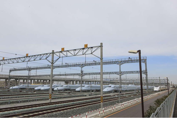 「熊本総合車両所」には新幹線がズラリと並んでいる