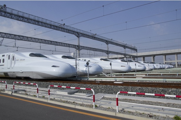 「熊本総合車両所」には新幹線がズラリと並んでいる
