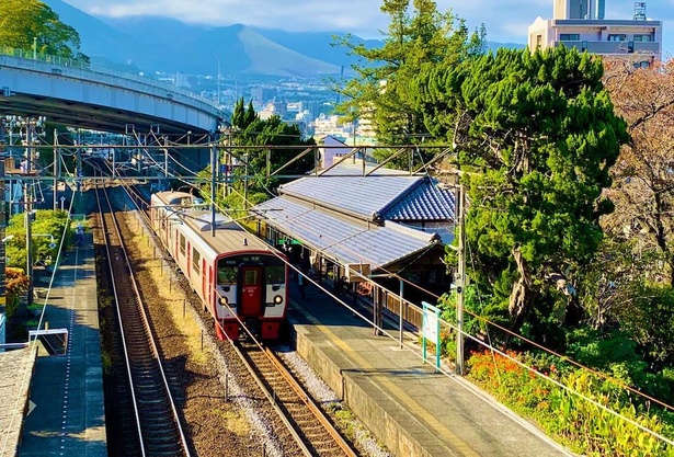 「東別府駅」。電車を見るなら陸橋の上がベストポイント