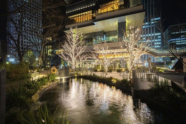 東京駅日本橋口前の新しいランドマークとなった常盤橋タワー前の大規模外広場「TOKYO TORCH Park」においても同時点灯