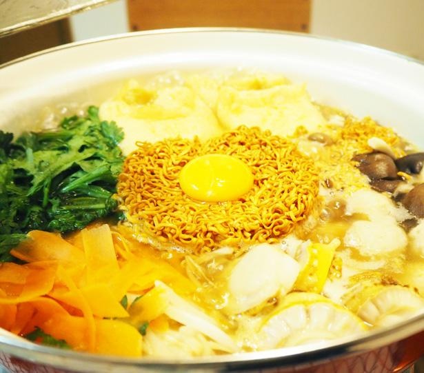 今年も「チ金麦鍋」の季節が到来！キムチ鍋風味の「鍋専用チキンラーメン」も新登場｜ウォーカープラス