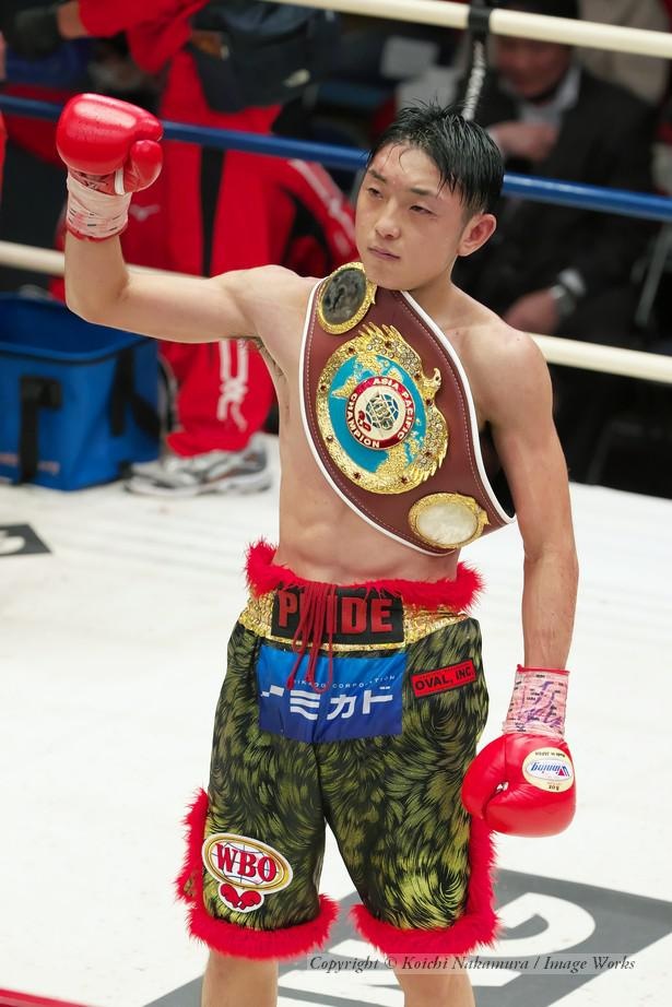 報道陣に向けてポーズを取る森武蔵選手