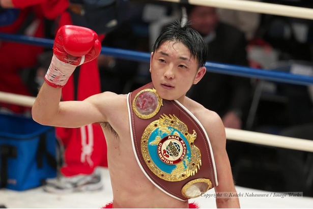 報道陣に向けてポーズを取る森武蔵選手