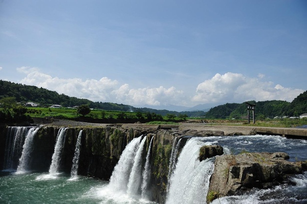 「日本の滝百選」のひとつにも数えられる名瀑「原尻の滝」