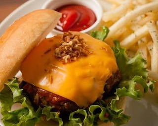 都会の隠れ家BARで絶品ハンバーガーを！！
