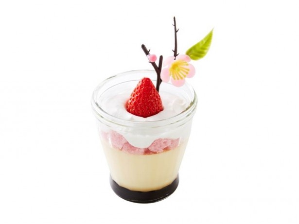 モロゾフ人気のカスタードプリンをイチゴ風味のスポンジとクリームシャンティ、フレッシュなイチゴでデコレーション