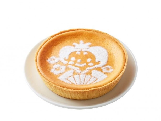 モロゾフ人気のデンマーククリームチーズケーキに、ホワイトチョコレートパウダーで可愛らしいおひなさまがあしらわれている