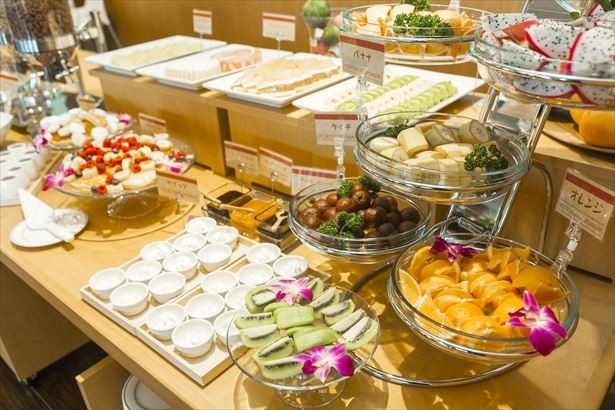 “スイーツ＆フルーツ”をテーマにした彩り豊かな朝食バイキング