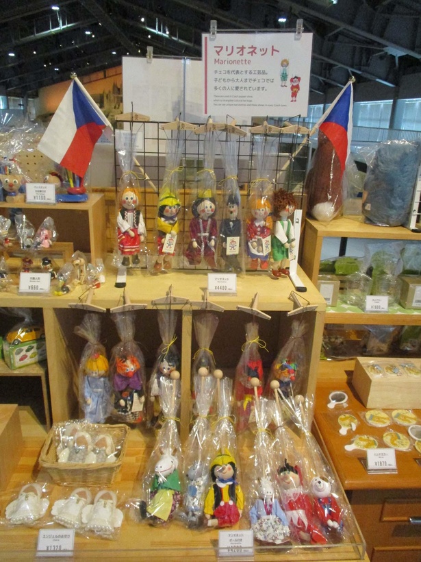 ミュージアムショップでは、現在の展示テーマであるチェコ＆スロバキアに関する雑貨や伝統工芸品を販売している