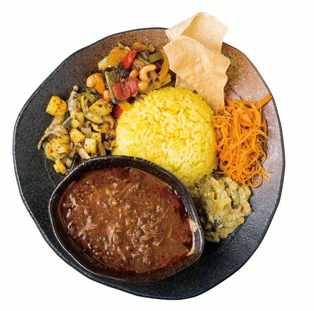 「スリランカ風カレーランチ」(950円)。日替りカレー1種におかず5種/スリランカ・カレー Arrack(アラック)