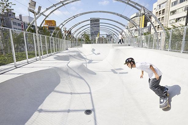スケートボードとインラインスケートができるスケート場。渋谷区民2時間500円、区外者1000円(各税込)