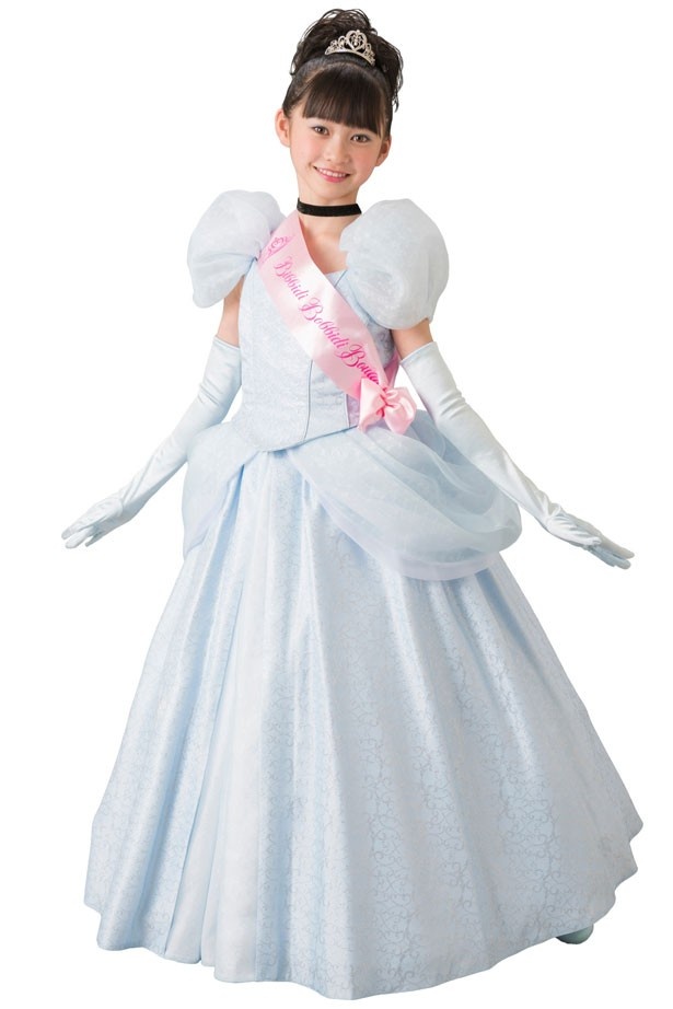 【写真を見る】シンデレラのプレミアムドレスはチョーカーが付いたこだわりのデザイン！